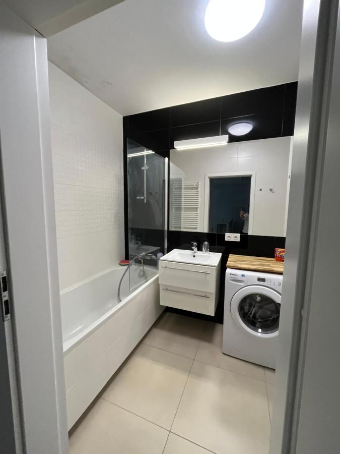 Cybernetyki2 Street Inn Near Airport Варшава Екстериор снимка